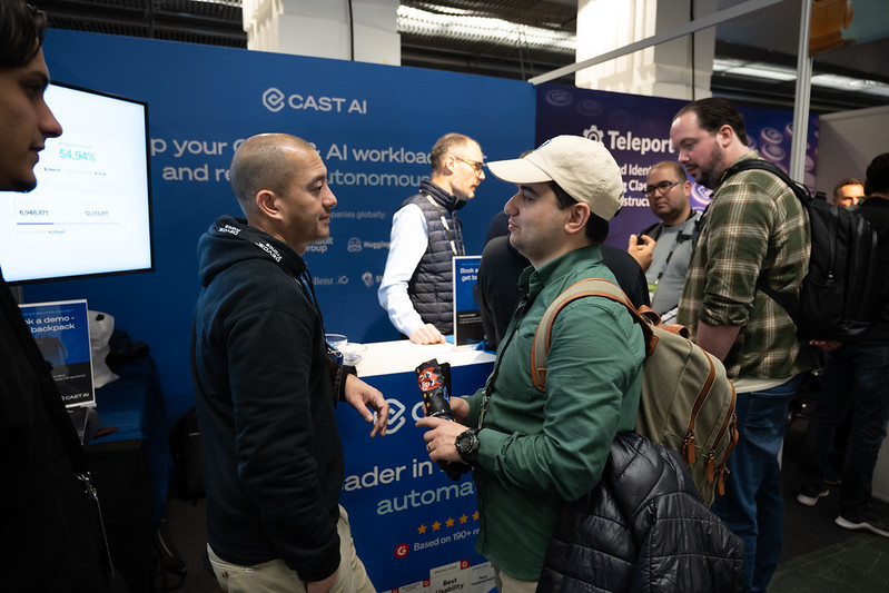 Visiteurs sur un stand du hall d'exposition