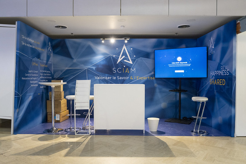 Stand exposant avec écran et tabourets