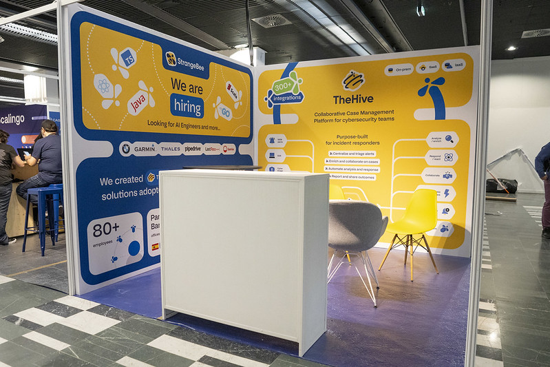 Stand exposant en bois clair avec comptoir