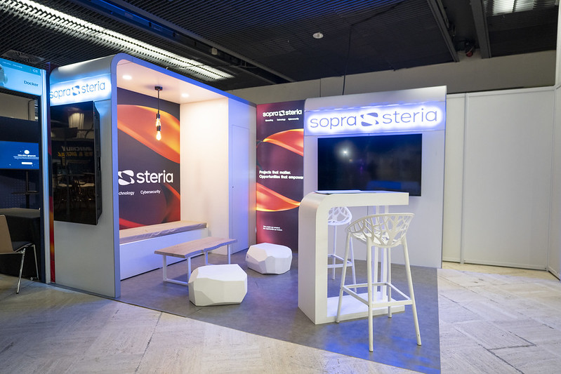 Stand exposant avec mobilier et écran