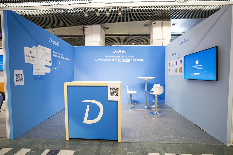 Stand exposant ouvert avec comptoir d'accueil