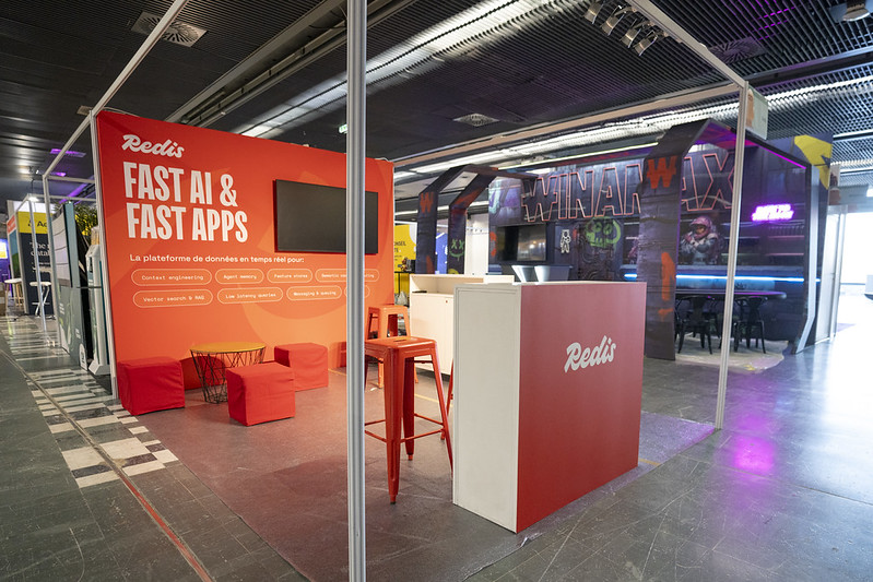 Stand exposant avec coin salon et écran