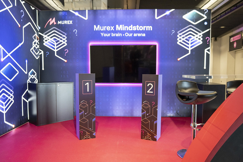 Stand exposant avec comptoir et coin salon
